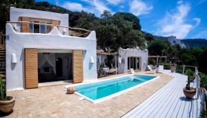 une villa avec une piscine sur une terrasse dans l'établissement Paraíso en zahara, à Zahara de los Atunes