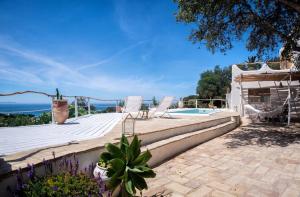 - une vue sur une maison avec une piscine dans l'établissement Paraíso en zahara, à Zahara de los Atunes