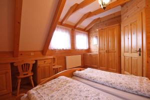sypialnia z łóżkiem i biurkiem w obiekcie Almliesl STMA-666 w mieście Sankt Margarethen im Lavanttal