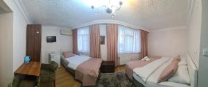イスタンブールにあるBachos Hotel sultanahmetのベッド2台とシャンデリアが備わるホテルルームです。