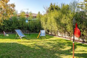 a yard with two chairs and a ping pong racket at Frankston South Beachside Gem in Frankston South