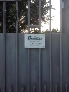 un cartel en una valla que dice bicheno var triathlon en Il Broglino, en Todi
