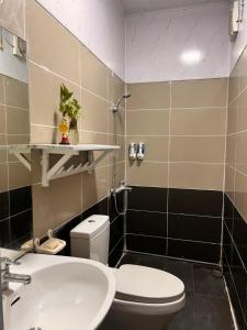 een badkamer met een toilet en een wastafel bij Hanoi EcoStay 1 hostel in Hanoi