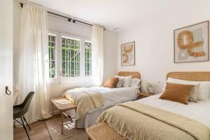 Un dormitorio con dos camas y una ventana. en Vista Serena, en Sant Cugat del Vallès 34 fotos más