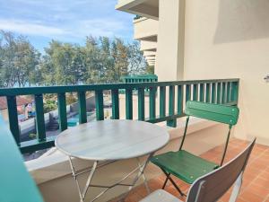 Balkón nebo terasa v ubytování Solis Beach Hotel Rajamangala