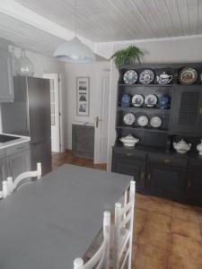 una cocina con mesa y platos en un estante en Casa Alba, 