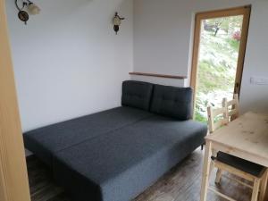 Pr' Končovc في كراني: غرفة نوم بسرير وطاولة ونافذة