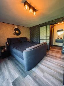 una camera con un grande letto di Tranquilo maaseik a Maaseik