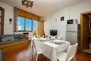een keuken en eetkamer met een tafel en stoelen bij Tremosine Wonderful Lake View 1 in Tremosine Sul Garda
