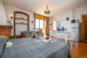 een woonkamer met een tafel en een eetkamer bij Tremosine Wonderful Lake View 1 in Tremosine Sul Garda