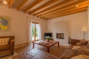 sala de estar con sofá y mesa en Buger - 3070 Mallorca, en Búger