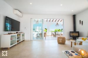 Televízia a/alebo spoločenská miestnosť v ubytovaní Villa Pura Vida by Abahana Villas