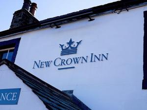 nowy znak koronny na boku budynku w obiekcie New Crown Inn w mieście Appleby