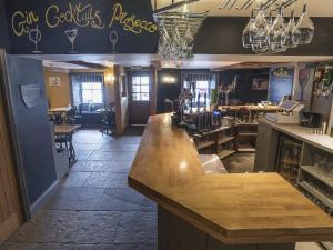 un bar con barra de madera en un restaurante en New Crown Inn, en Appleby