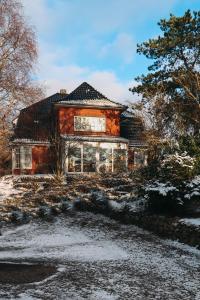an old house with snow on the ground at Hotel kleine Auszeit - Adults Only in Sankt Peter-Ording