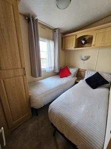 Postel nebo postele na pokoji v ubytování Vacanza Static Caravan