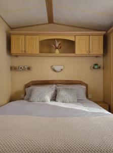 Posteľ alebo postele v izbe v ubytovaní Vacanza Static Caravan