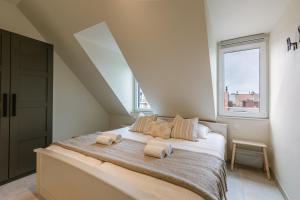 1 dormitorio con 1 cama con 2 toallas en Charming apartment on top location in Knokke, en Knokke-Heist