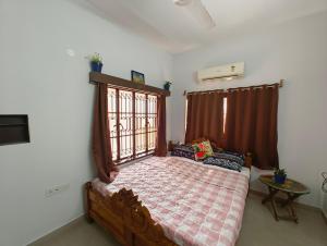 1 dormitorio con 1 cama y ventana en Calcutta Backpackers en Calcuta