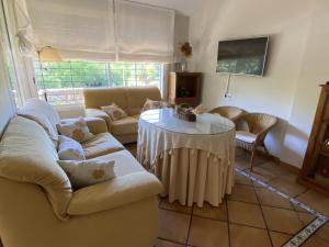 a living room with two couches and a table at Las Ondinas del Lago in Las Jaras