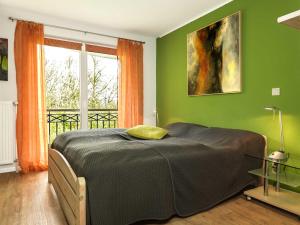 a bedroom with a bed with a green wall at Ostsee Residenz Meeresblick Atelierwohnung Concha in Insel Poel