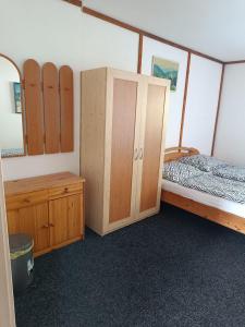 um quarto com uma cama e armários de madeira em Chata Florian em Srní