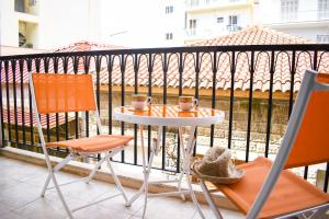 zwei Tassen Kaffee auf einem Tisch auf einem Balkon in der Unterkunft Erika's Oasis - Stylish Gem inthe Heart of History in Kalamata