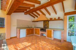 Kuchyň nebo kuchyňský kout v ubytování Villa Paula by Abahana Villas