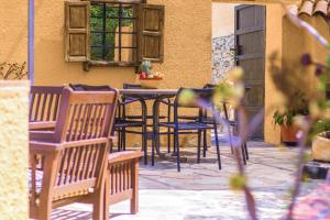 un patio con sillas, una mesa y una ventana en Villa Paradise by Abahana Villas, en Calpe