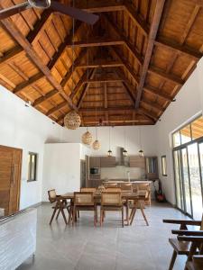 uma sala de jantar com tectos em madeira e uma mesa e cadeiras em VILLA LE DAUPHIN DU LAGON BLEU - PEREYBERE - GRAND BAIE em Grand Baie