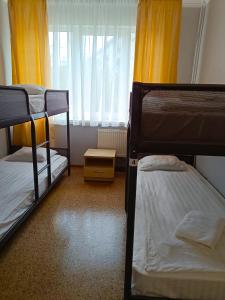 リガにあるSofijas Roomsのベッドルーム1室(二段ベッド2台、窓付)が備わります。