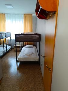 Habitación pequeña con 2 literas. en Sofijas Rooms, en Riga