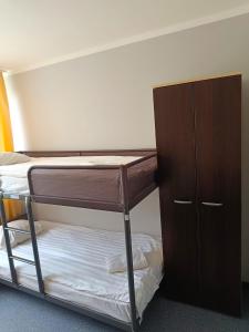 1 dormitorio con litera y armario en Sofijas Rooms en Riga