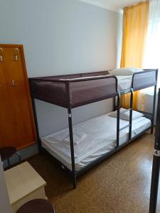 1 dormitorio con 2 literas en una habitación en Sofijas Rooms en Riga