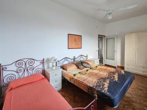 sypialnia z dużym łóżkiem i czerwoną kanapą w obiekcie La tua vacanza in Salento w mieście Porto Badisco