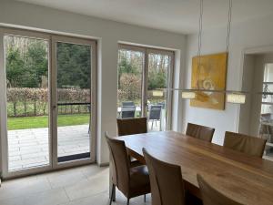 a dining room with a wooden table and chairs at Ferienhaus am Waldrand in Riedenburg