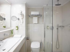 een badkamer met een douche, een toilet en een wastafel bij Apollo Beach in Faliraki