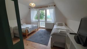 Un pat sau paturi într-o cameră la Orzechówka