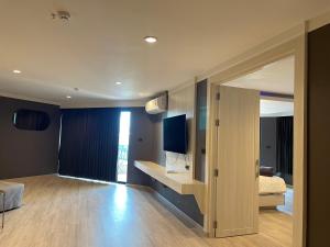 TV a/nebo společenská místnost v ubytování Solis Beach Hotel Rajamangala