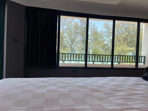Postel nebo postele na pokoji v ubytování Solis Beach Hotel Rajamangala