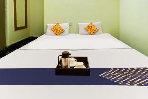 維沙卡帕特南的住宿－SPOT ON 81049 Tirumala Residency，卧室配有一张带白色床单和枕头的大床。
