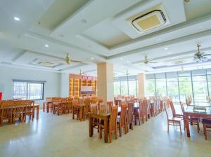 een eetkamer met houten tafels en stoelen bij UFJ HOTEL Sầm Sơn in Sầm Sơn