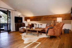 een woonkamer met een bank en een tafel bij Chalet Vierjahreszeiten in Garmisch-Partenkirchen