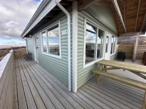 Ein Balkon oder eine Terrasse in der Unterkunft Cabin in Faukás, west part of Iceland - Birta Rentals