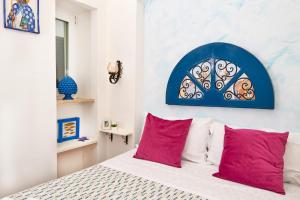 1 dormitorio con 1 cama con almohadas rojas en Casa Giulia en Capri