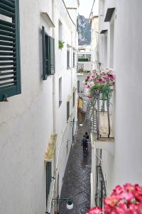 Une ruelle étroite avec des fleurs dans les bâtiments dans l'établissement Casa Giulia, à Capri