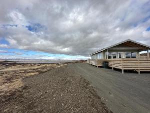 un bâtiment situé sur le côté d'un chemin de terre dans l'établissement Cabin in Faukás, west part of Iceland - Birta Rentals, à Fossatún