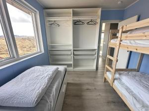 - une chambre avec 2 lits superposés et une fenêtre dans l'établissement Cabin in Faukás, west part of Iceland - Birta Rentals, à Fossatún