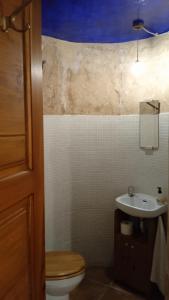 ein Bad mit einem WC und einem Waschbecken in der Unterkunft Alojamiento La Fresneda in La Fresneda