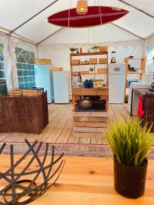 um quarto com uma tenda, uma cozinha e uma mesa em The Spot - 200m de la Plage em Saint-Hilaire-de-Riez